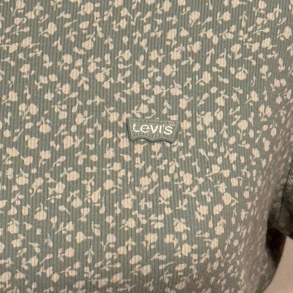 Levi-s Women's Light Green and White Floral Flower Cropped Shirt - Picture 2 of 6